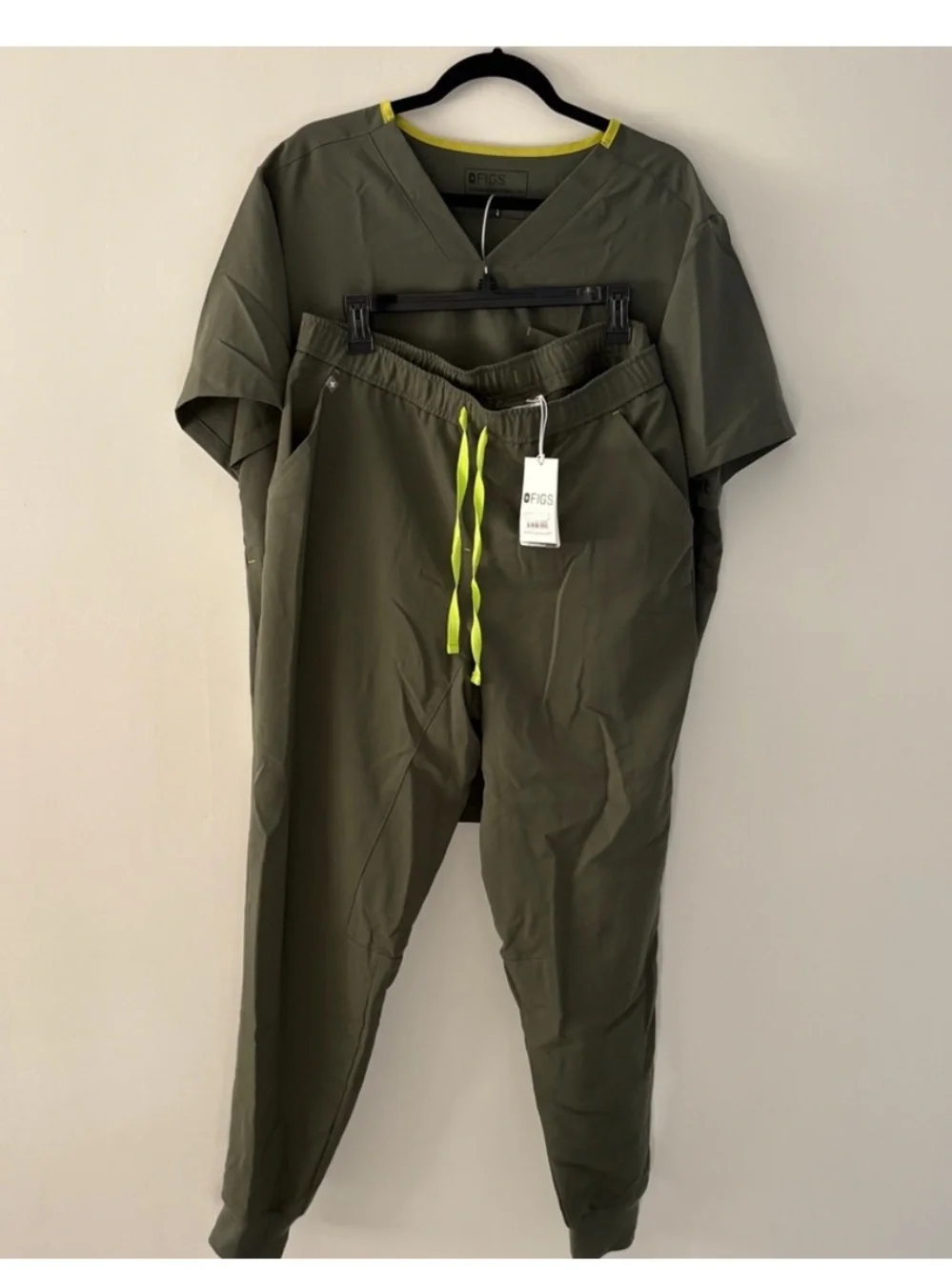 NWT FIGS Mens Scrub Set Chisec Top and Tansen Jogger Pants XL Moss Green